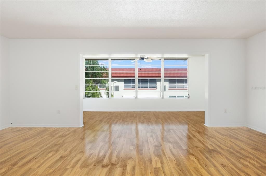 Active With Contract: $129,000 (1 beds, 1 baths, 1060 Square Feet)