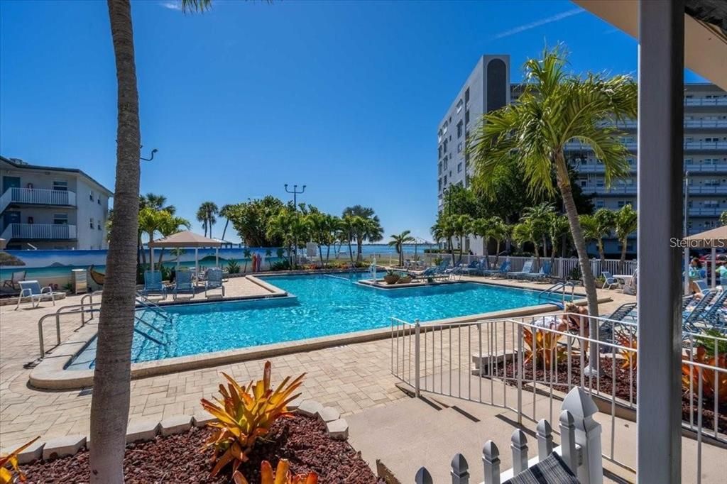 Active With Contract: $129,000 (1 beds, 1 baths, 1060 Square Feet)