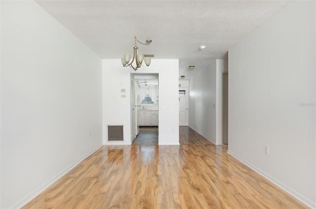 Active With Contract: $129,000 (1 beds, 1 baths, 1060 Square Feet)