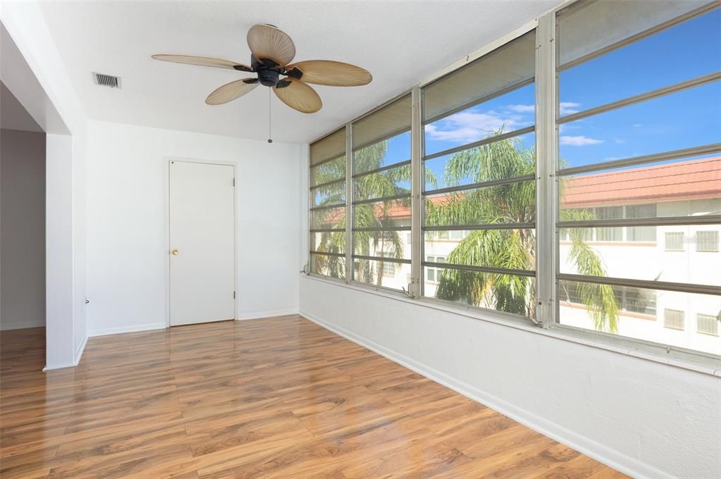 Active With Contract: $129,000 (1 beds, 1 baths, 1060 Square Feet)