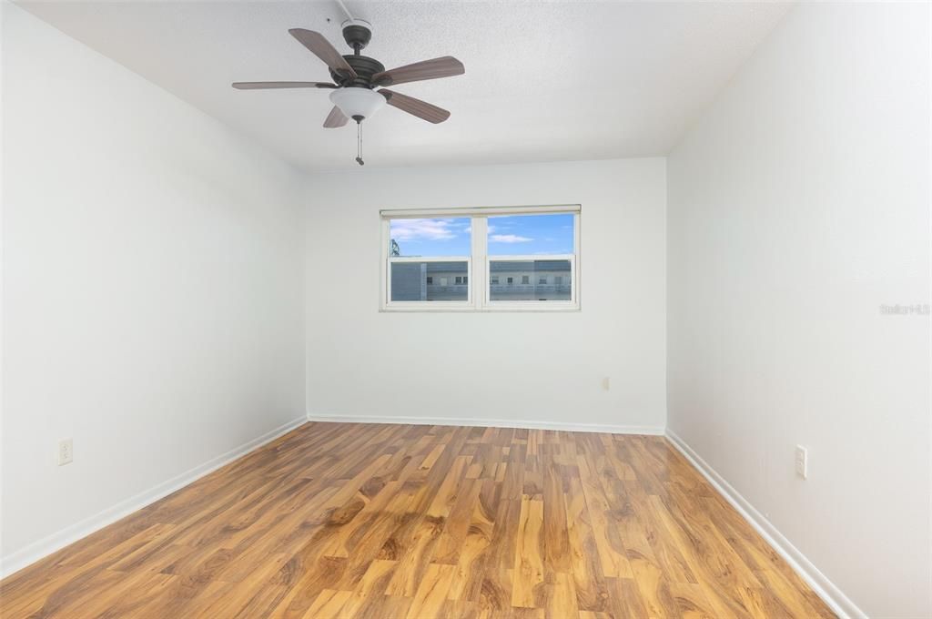 Active With Contract: $129,000 (1 beds, 1 baths, 1060 Square Feet)