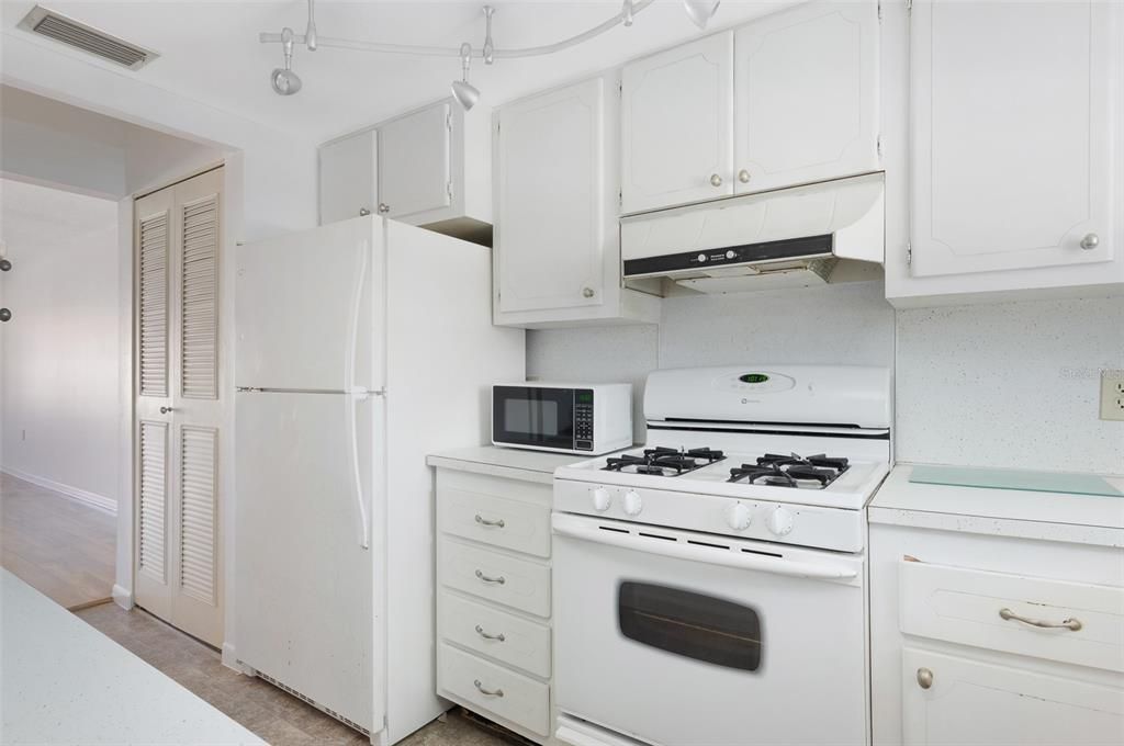 Active With Contract: $129,000 (1 beds, 1 baths, 1060 Square Feet)