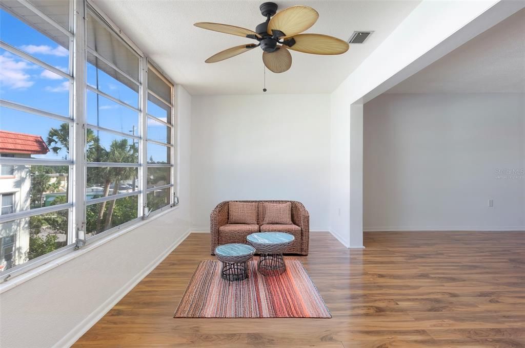 Active With Contract: $129,000 (1 beds, 1 baths, 1060 Square Feet)