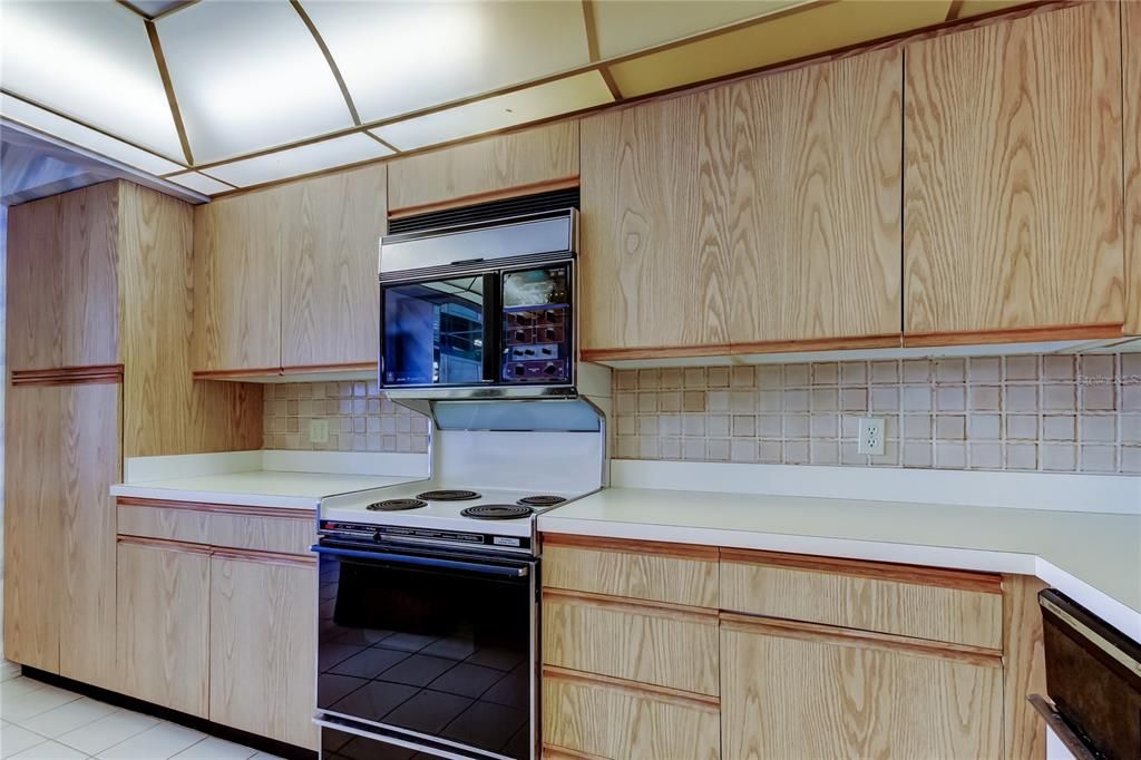 合同活跃: $699,000 (2 贝兹, 2 浴室, 1960 平方英尺)