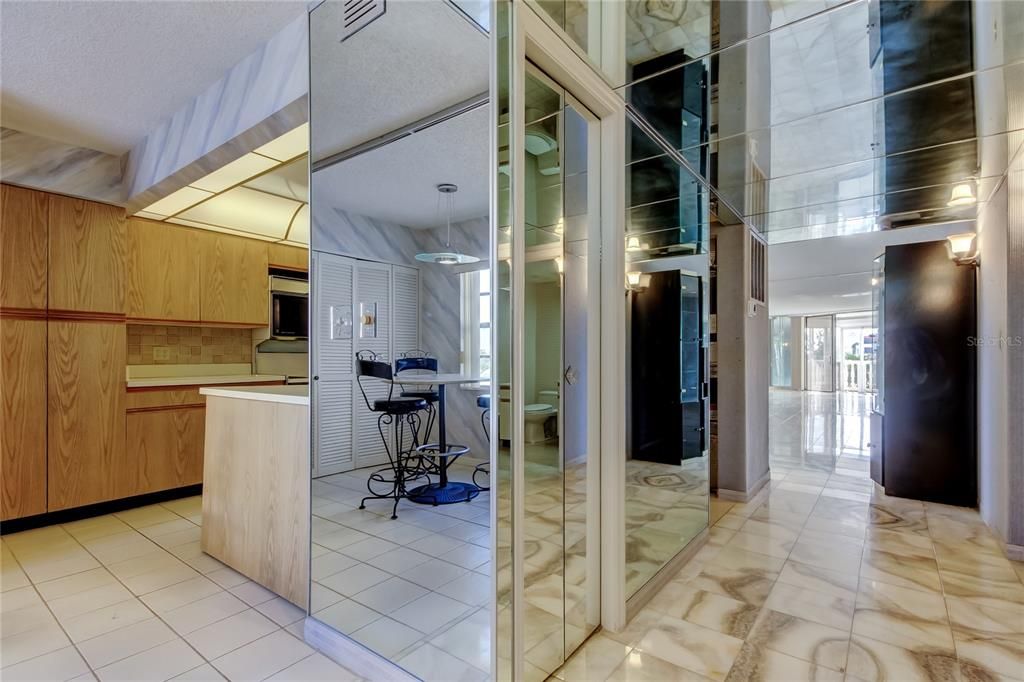 合同活跃: $699,000 (2 贝兹, 2 浴室, 1960 平方英尺)