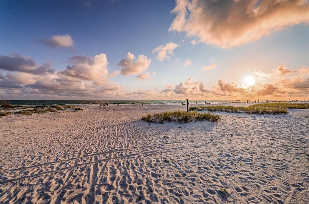 合同活跃: $699,000 (2 贝兹, 2 浴室, 1960 平方英尺)