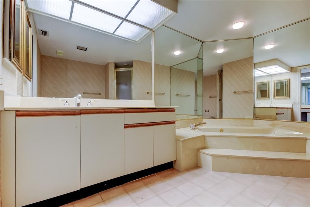 合同活跃: $699,000 (2 贝兹, 2 浴室, 1960 平方英尺)