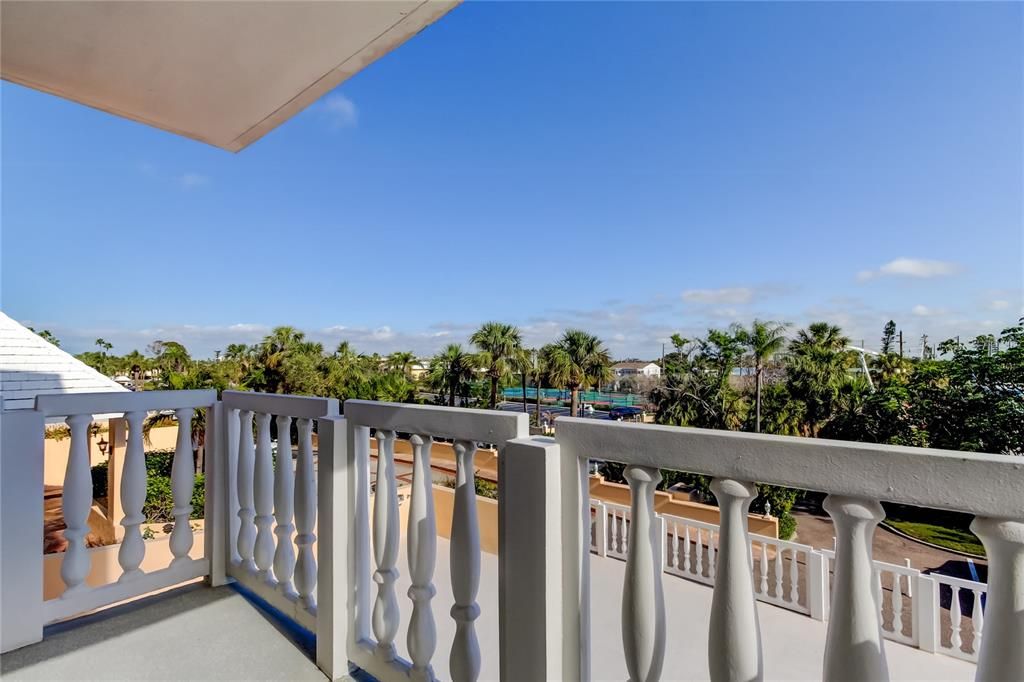 合同活跃: $699,000 (2 贝兹, 2 浴室, 1960 平方英尺)