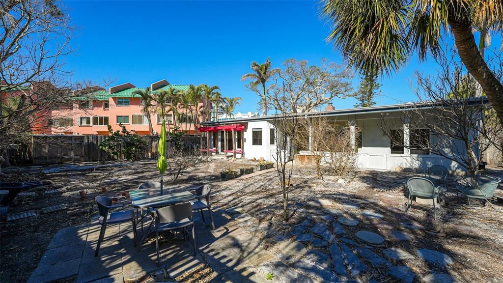 Activo con contrato: $1,395,000 (3 camas, 2 baños, 2219 Pies cuadrados)