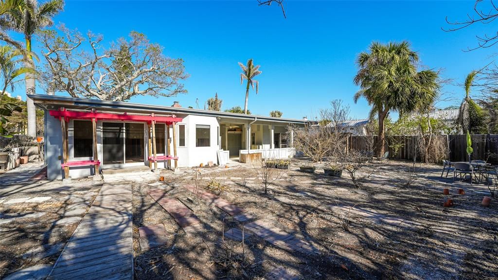 Activo con contrato: $1,395,000 (3 camas, 2 baños, 2219 Pies cuadrados)