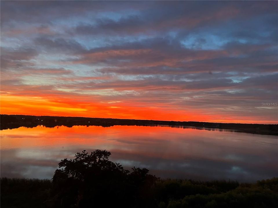 For Sale: $489,000 (3 beds, 3 baths, 1568 Square Feet)