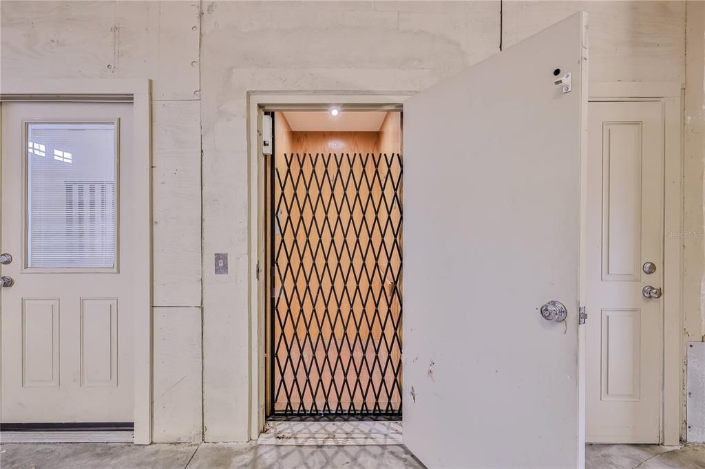 En Venta: $985,000 (3 camas, 2 baños, 2609 Pies cuadrados)