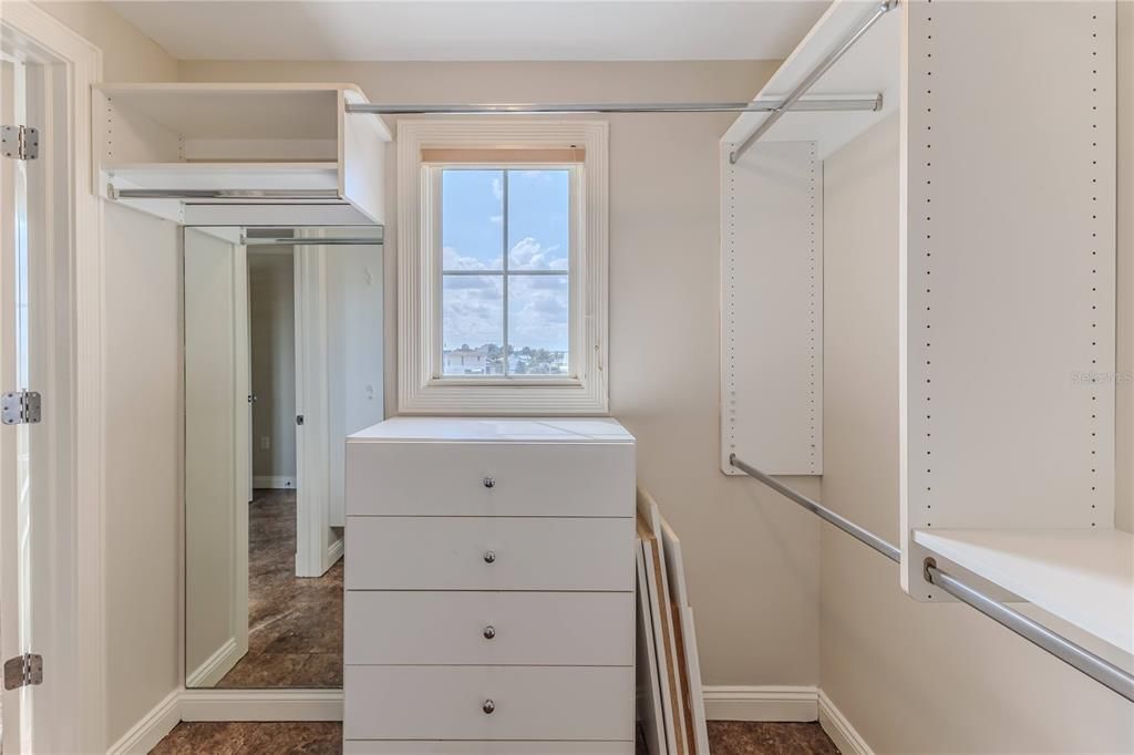 En Venta: $985,000 (3 camas, 2 baños, 2609 Pies cuadrados)