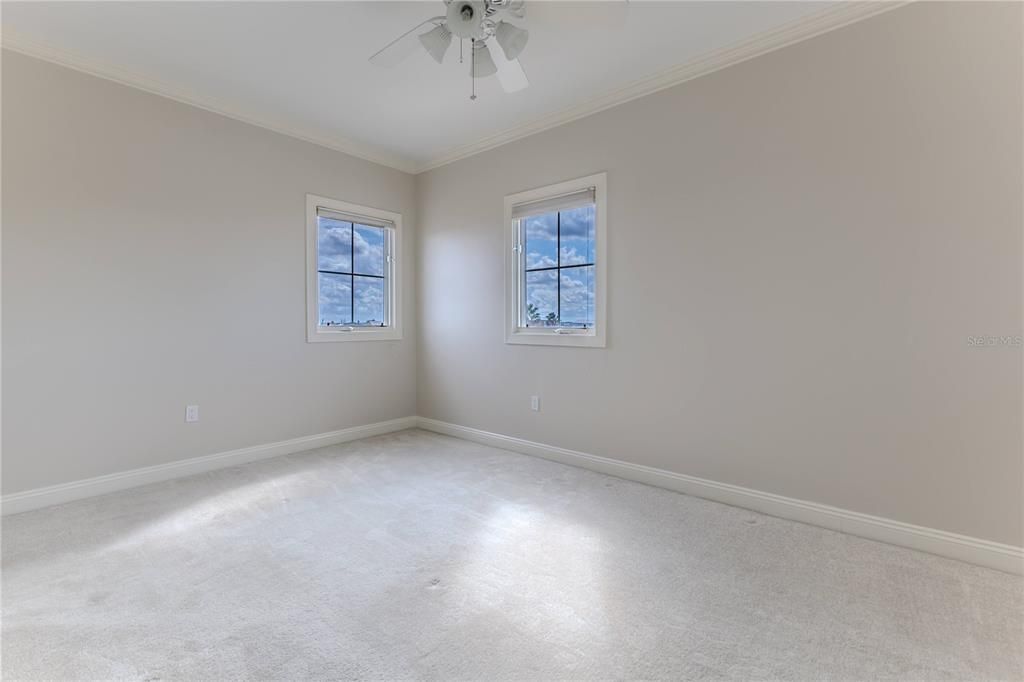 En Venta: $985,000 (3 camas, 2 baños, 2609 Pies cuadrados)