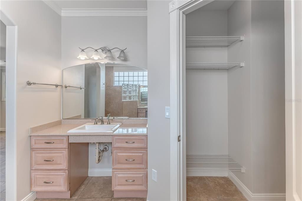 En Venta: $985,000 (3 camas, 2 baños, 2609 Pies cuadrados)