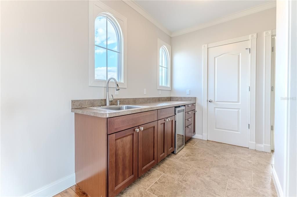 En Venta: $985,000 (3 camas, 2 baños, 2609 Pies cuadrados)