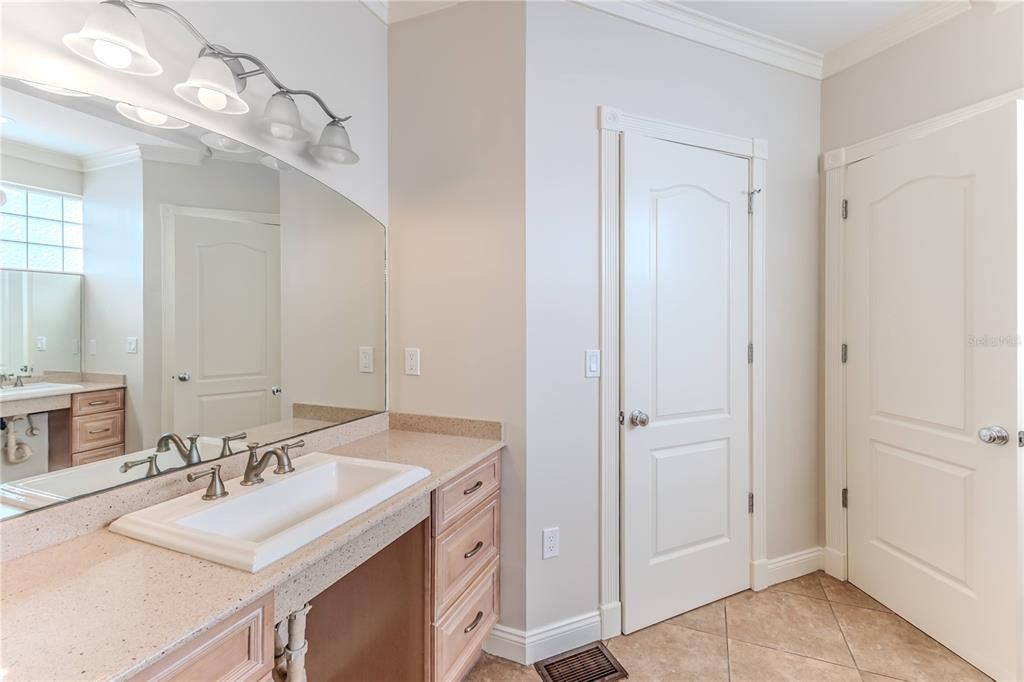 En Venta: $985,000 (3 camas, 2 baños, 2609 Pies cuadrados)