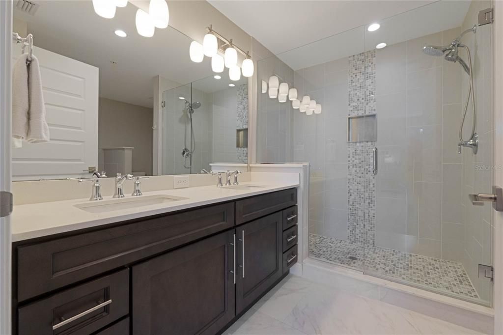 For Sale: $400,000 (2 beds, 2 baths, 1402 Square Feet)