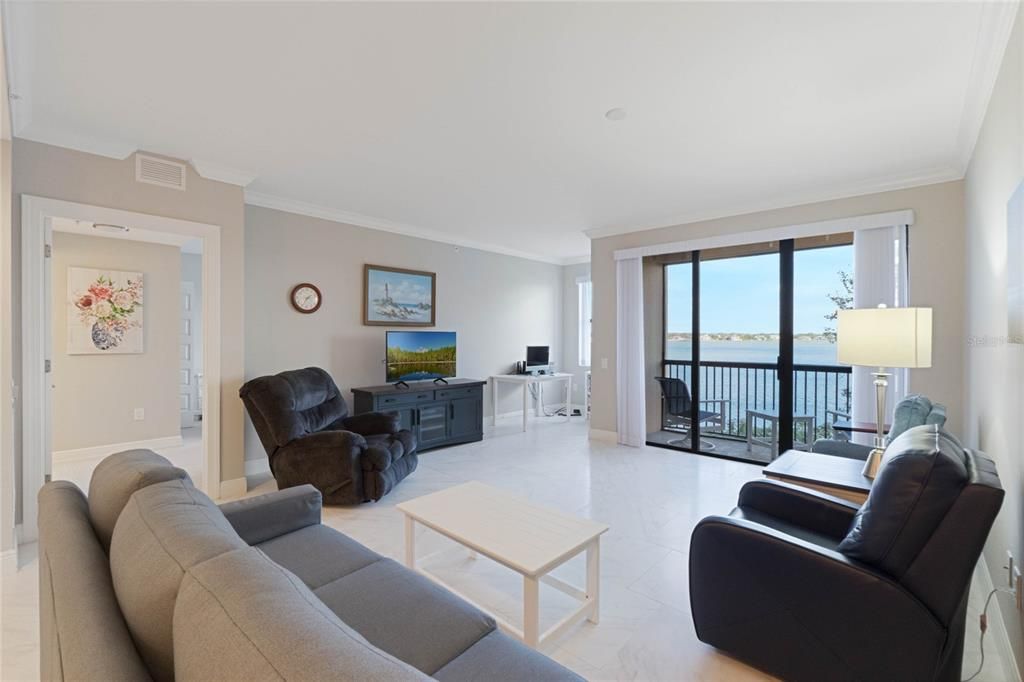 For Sale: $400,000 (2 beds, 2 baths, 1402 Square Feet)