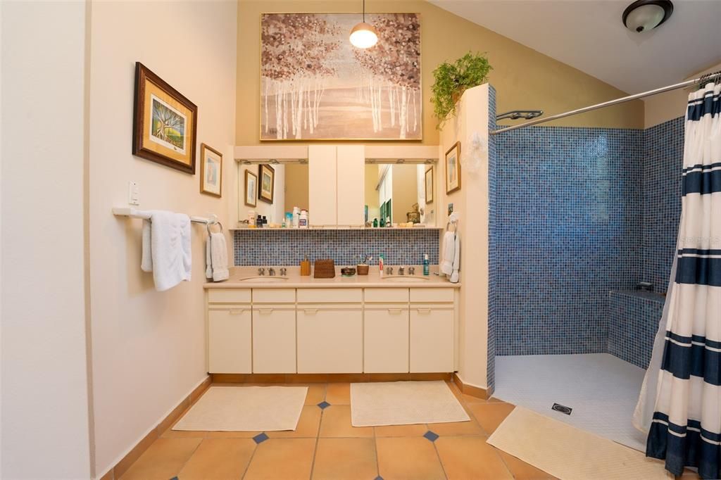 For Rent: $7,500 (3 beds, 3 baths, 2250 Square Feet)