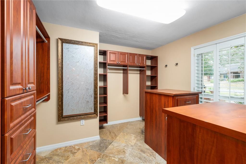 Activo con contrato: $650,000 (5 camas, 4 baños, 2918 Pies cuadrados)