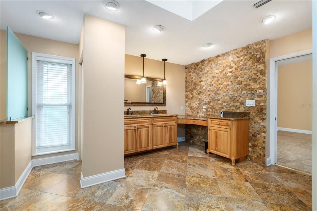 Activo con contrato: $650,000 (5 camas, 4 baños, 2918 Pies cuadrados)