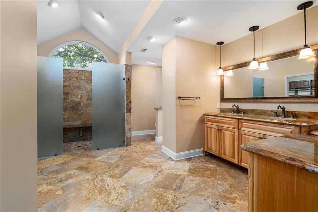 Activo con contrato: $650,000 (5 camas, 4 baños, 2918 Pies cuadrados)