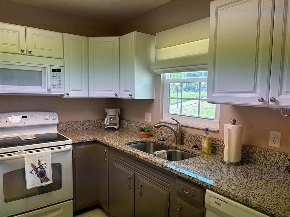 For Sale: $199,500 (2 beds, 2 baths, 975 Square Feet)