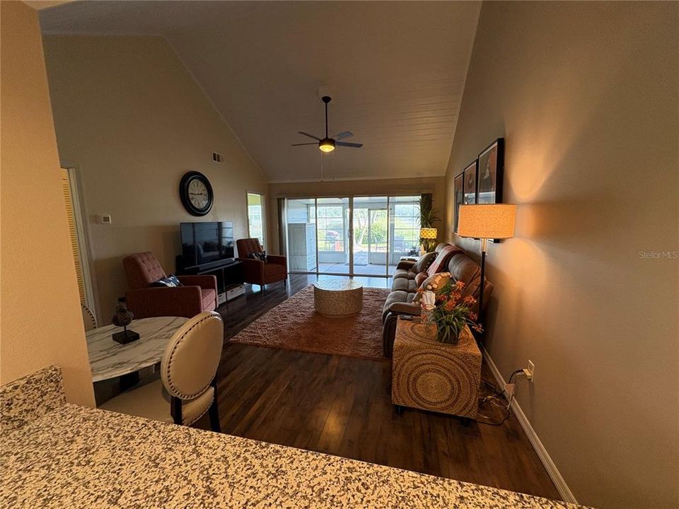 For Sale: $199,500 (2 beds, 2 baths, 975 Square Feet)