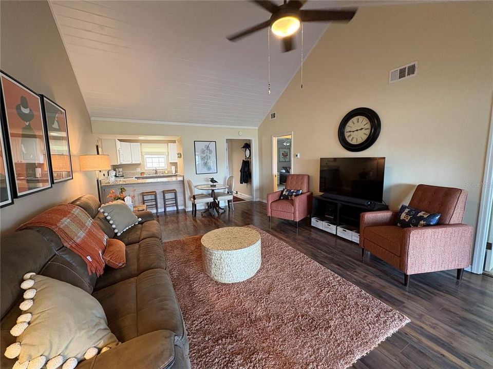 For Sale: $199,500 (2 beds, 2 baths, 975 Square Feet)