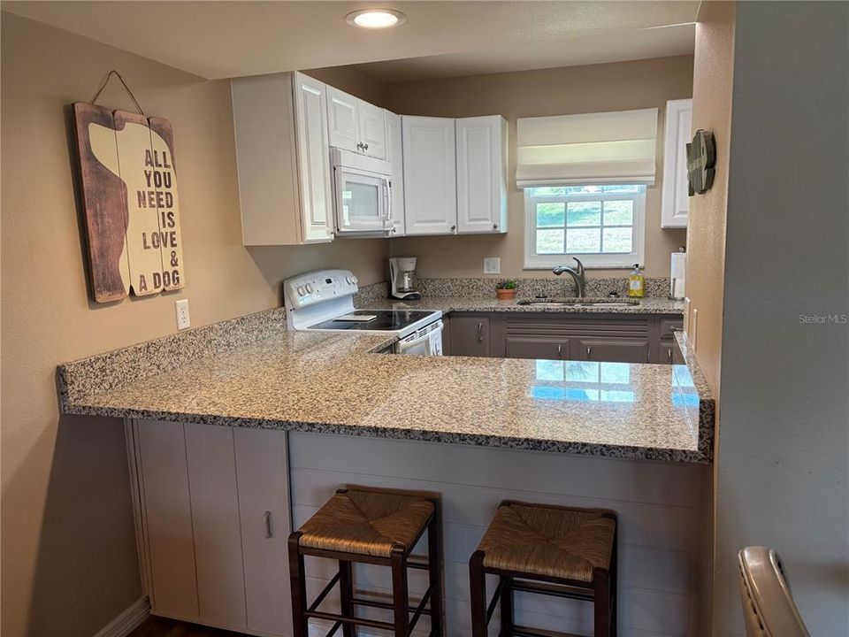 For Sale: $199,500 (2 beds, 2 baths, 975 Square Feet)