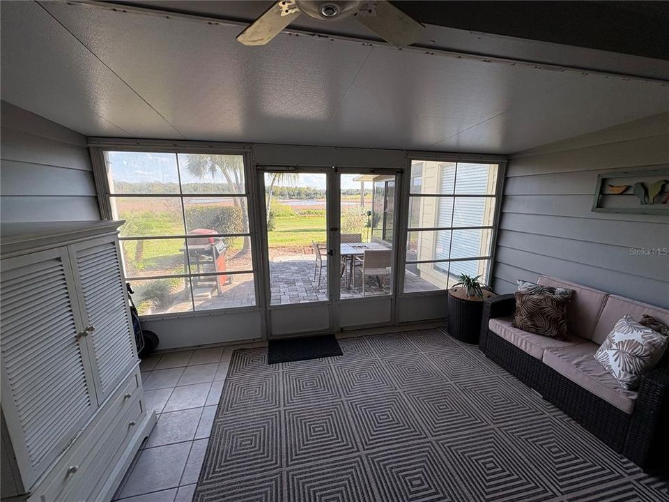 For Sale: $199,500 (2 beds, 2 baths, 975 Square Feet)