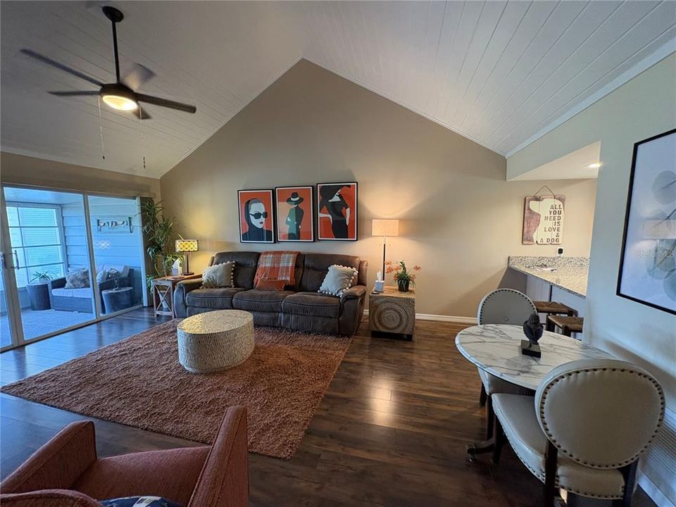 For Sale: $199,500 (2 beds, 2 baths, 975 Square Feet)