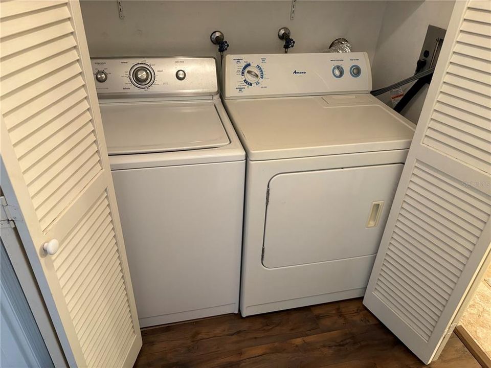 For Sale: $199,500 (2 beds, 2 baths, 975 Square Feet)