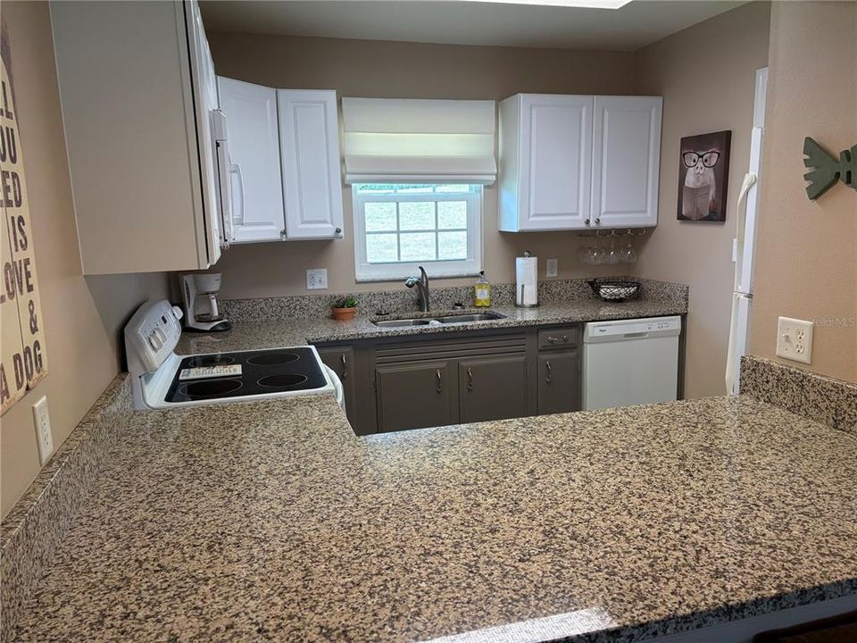 For Sale: $199,500 (2 beds, 2 baths, 975 Square Feet)