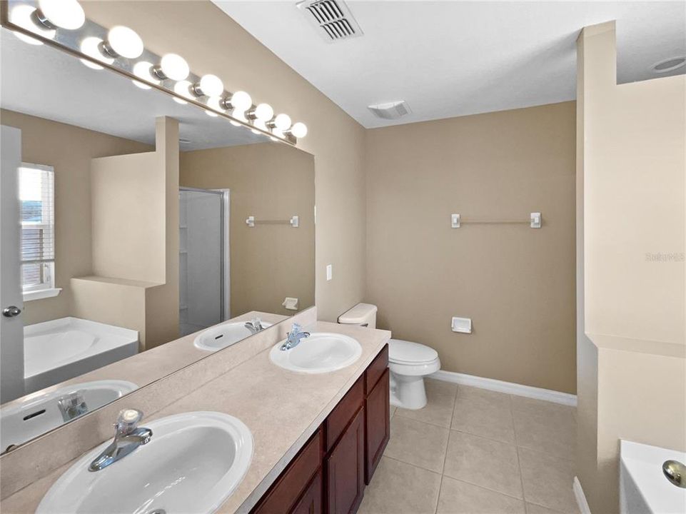 На продажу: $236,000 (3 спален, 2 ванн, 1832 Квадратных фут)