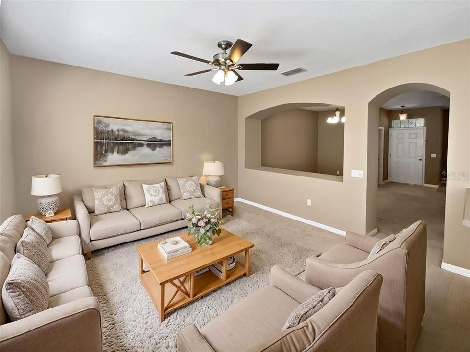 На продажу: $236,000 (3 спален, 2 ванн, 1832 Квадратных фут)