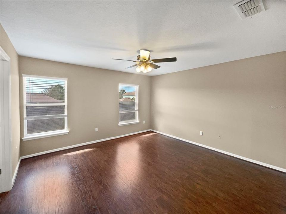 На продажу: $236,000 (3 спален, 2 ванн, 1832 Квадратных фут)