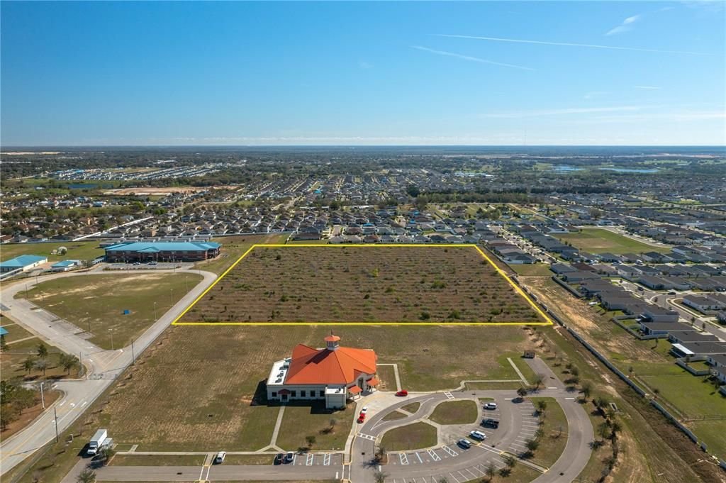 На продажу: $1,600,000 (10.38 acres)