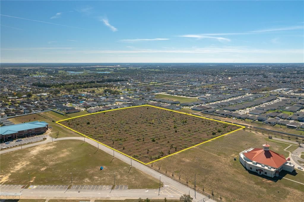 На продажу: $1,600,000 (10.38 acres)