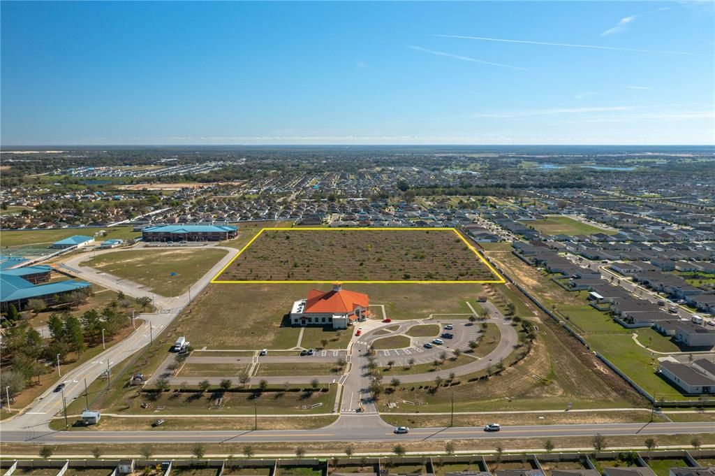 На продажу: $1,600,000 (10.38 acres)