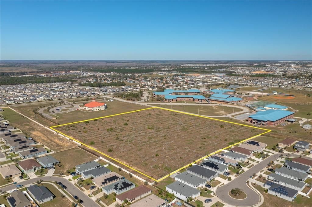 На продажу: $1,600,000 (10.38 acres)