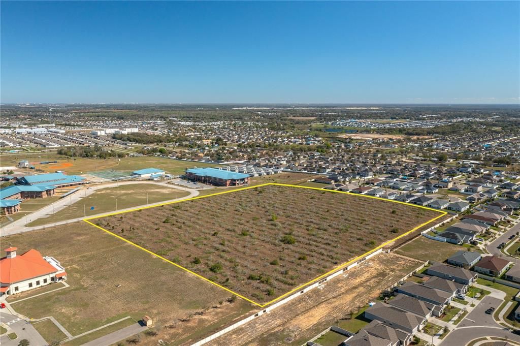 На продажу: $1,600,000 (10.38 acres)