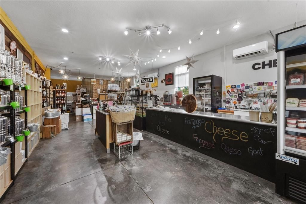 合同活跃: $1,250,000 (0 贝兹, 0 浴室, 2480 平方英尺)