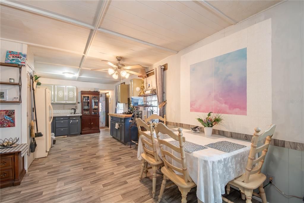 На продажу: $133,800 (2 спален, 1 ванн, 1186 Квадратных фут)