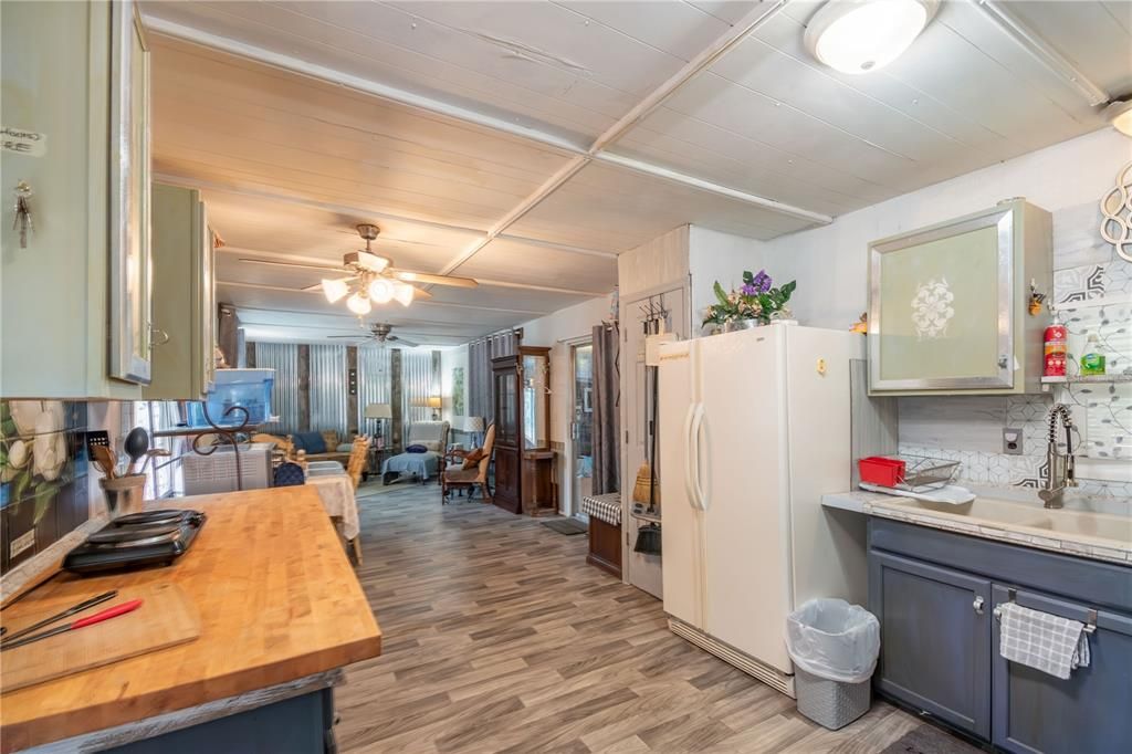 На продажу: $133,800 (2 спален, 1 ванн, 1186 Квадратных фут)