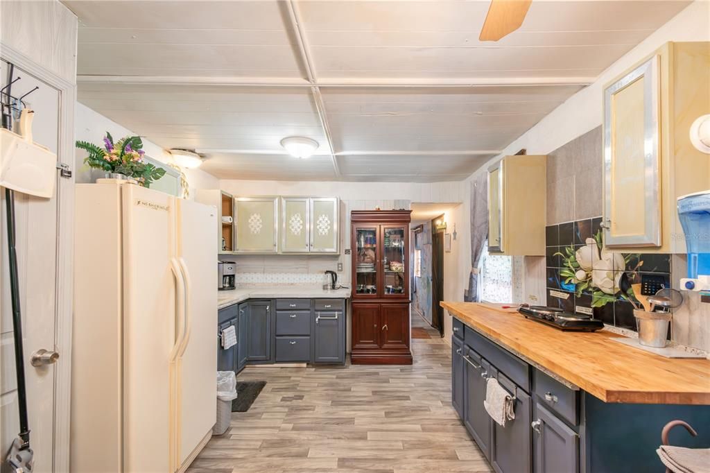 На продажу: $133,800 (2 спален, 1 ванн, 1186 Квадратных фут)