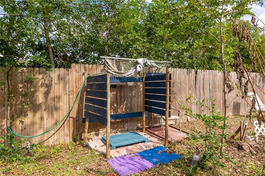 На продажу: $133,800 (2 спален, 1 ванн, 1186 Квадратных фут)