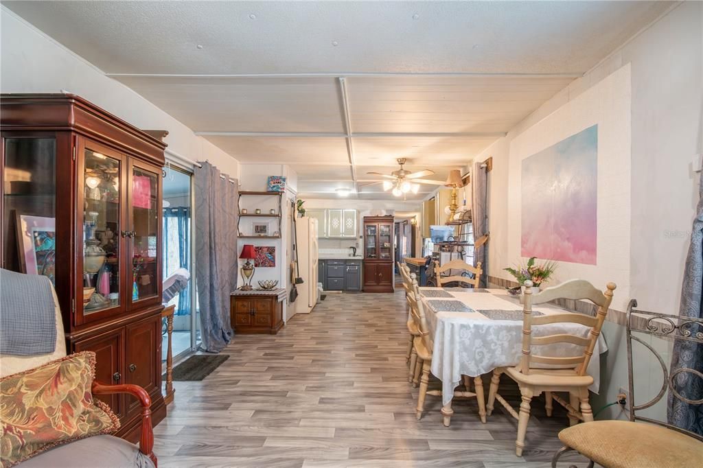 На продажу: $133,800 (2 спален, 1 ванн, 1186 Квадратных фут)