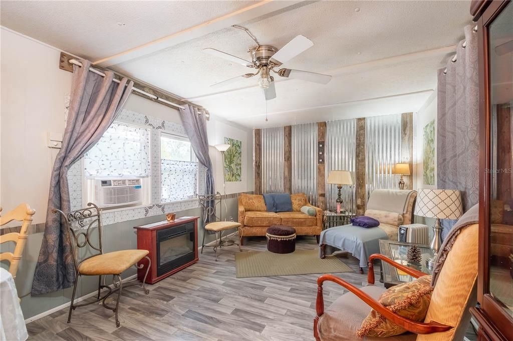 На продажу: $133,800 (2 спален, 1 ванн, 1186 Квадратных фут)